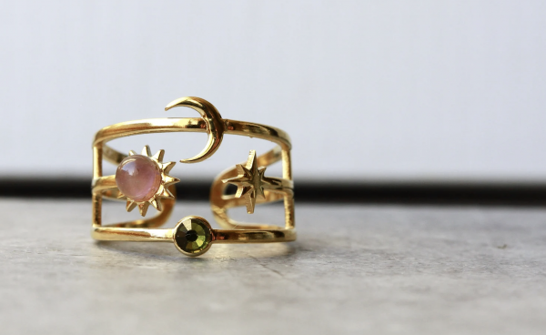 Himmlischer Ring mit Sonne Mond und Sterne mit Amethyst als vergoldeter Astrologie schmuck das perfekte Geschenk für sie